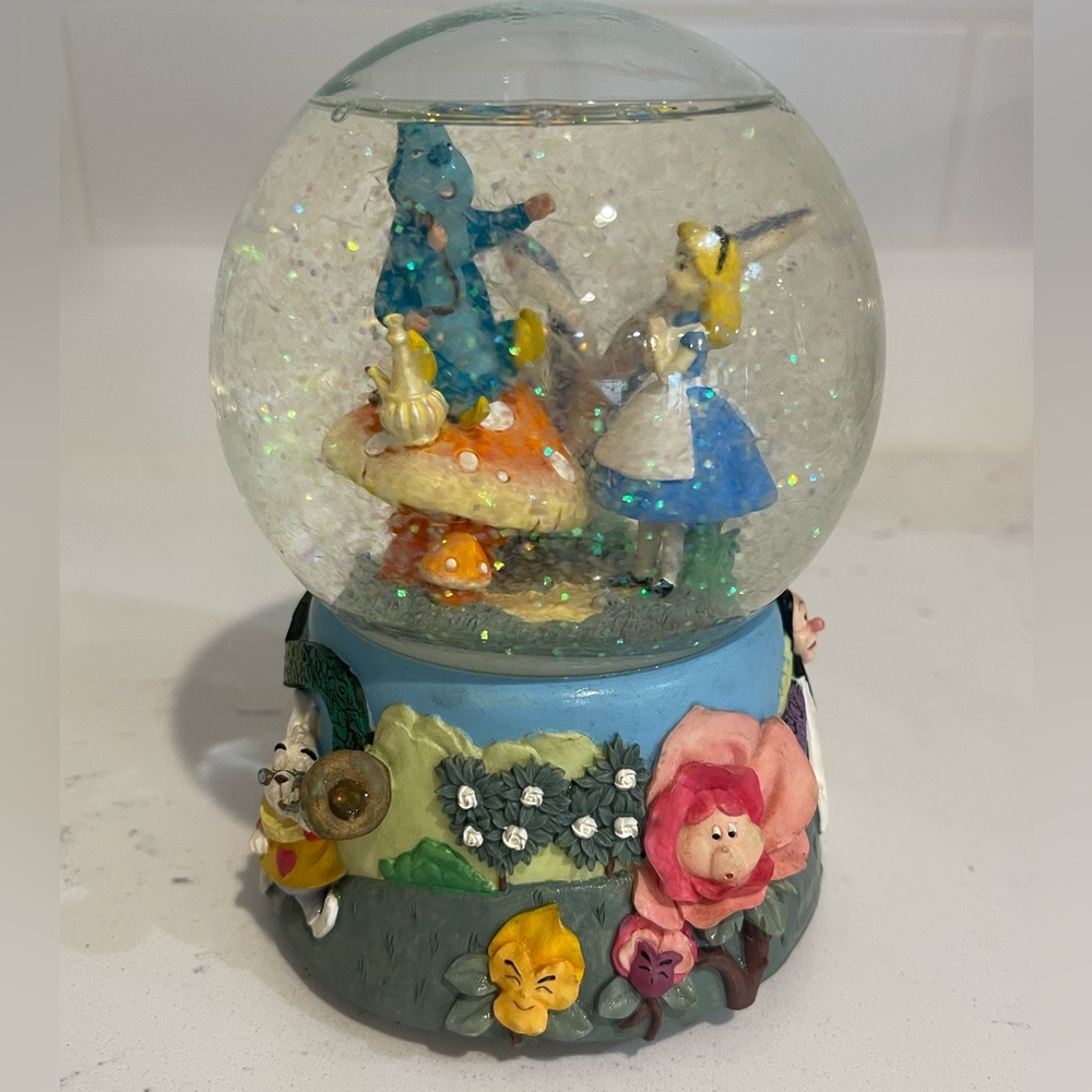 Vintage ⏳ Alice and the Wonderland musical Snow globe